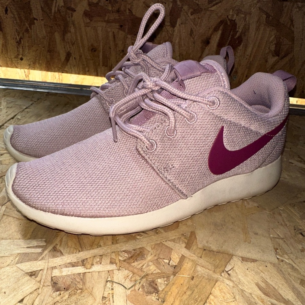 Nike Women's Mauve Sneakers roshe one